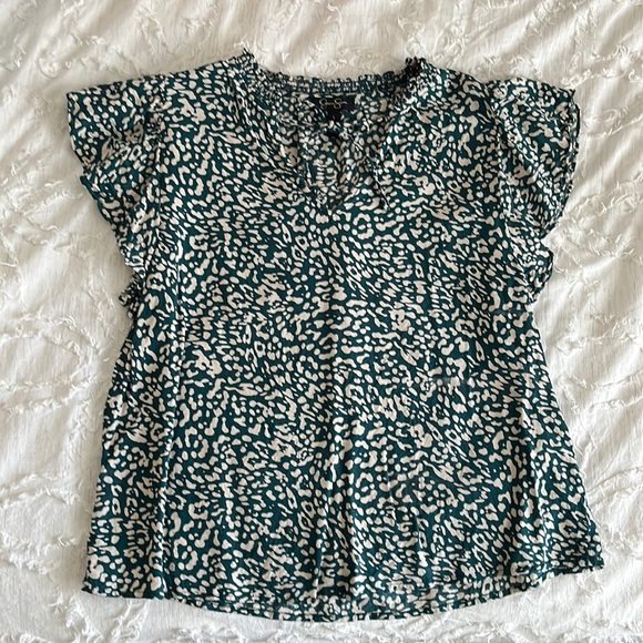 Green leopard print top / flutter sleeves - Picture 4 of 7